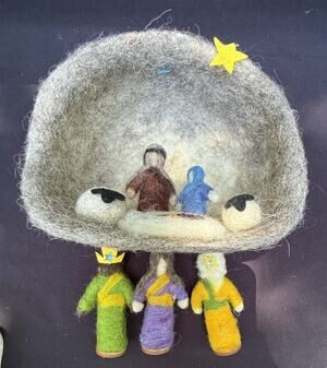 100% Lambs Wool Felt Christmas Nativity & Wise Men In Cave Excellent Condition